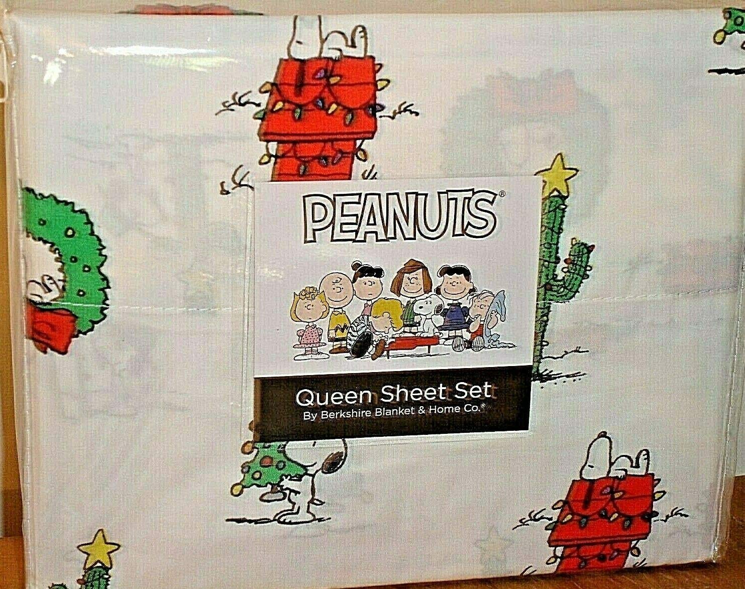 peanuts-christmas-queen-sheets-snoopy-woodstock-wreath-snowflakes